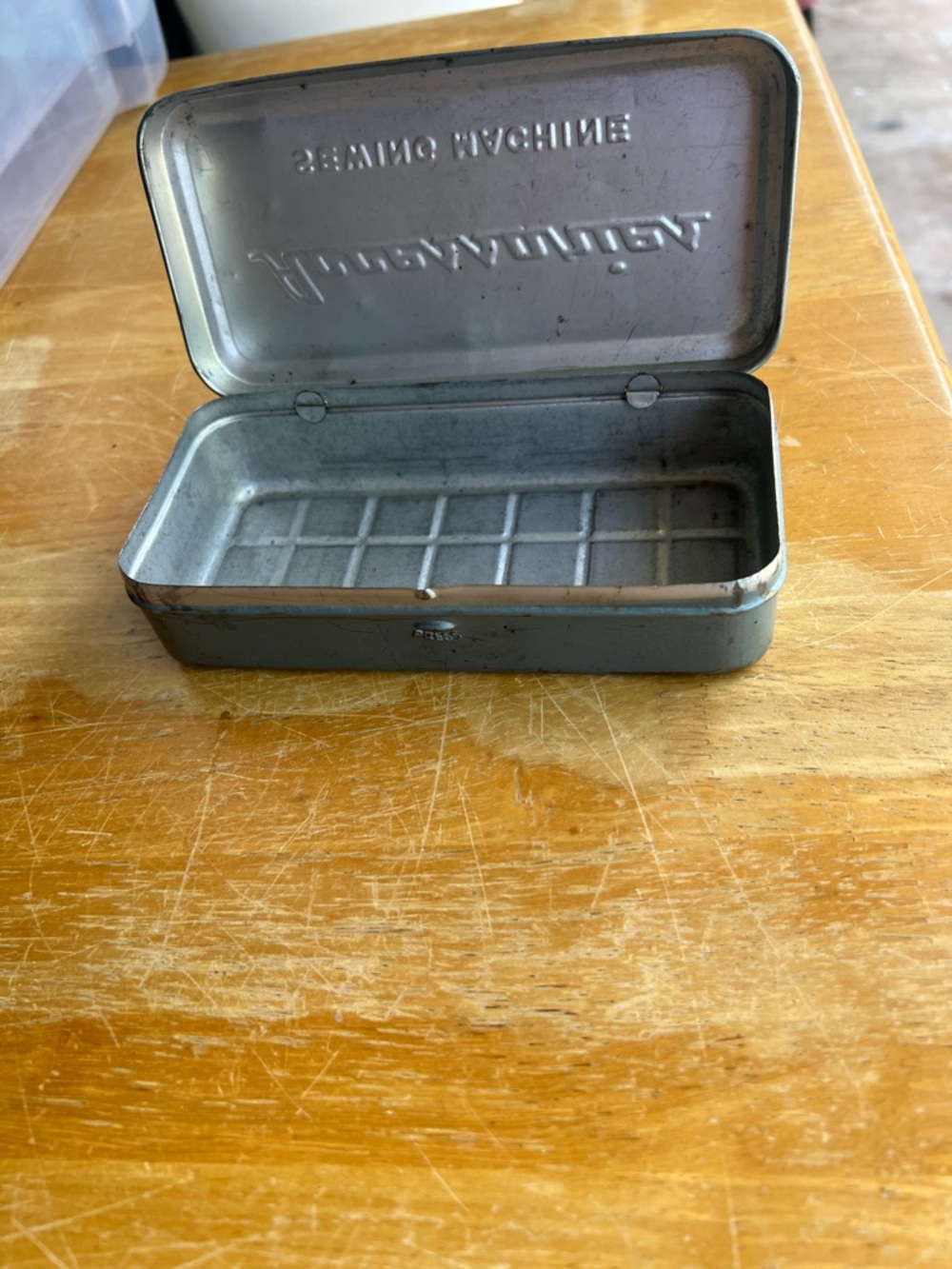 Vintage Silver Sewing Machine Accessories Tin Collectible - Picture 8 of 15